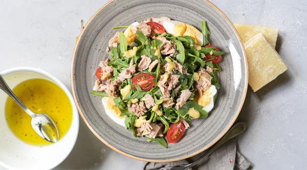 Cel mai bun sos pentru salata de vară. Care este ingredientul secret care te înnebunește 