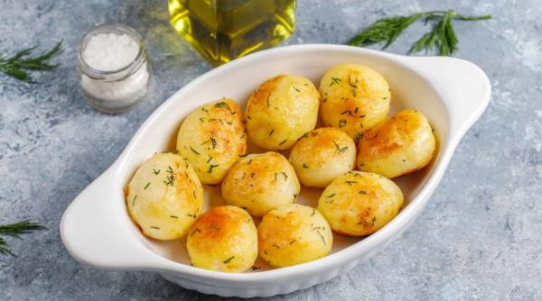 Cartofi noi, copți în folie, plini de vitamine. Sunt sfărâmicioși și foarte gustoși