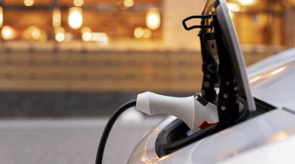 Italia. Român, prins în timp ce fura curent de la Primărie pentru a-și încărca mașina Tesla