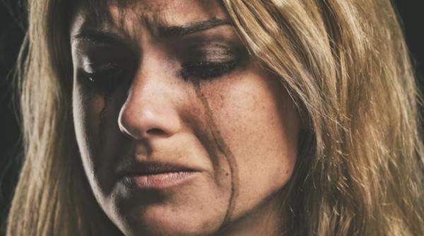 Italia. Româncă, mușcată de nas de partenerul gelos. Atacatorul, un conațional, a ajuns la închisoare