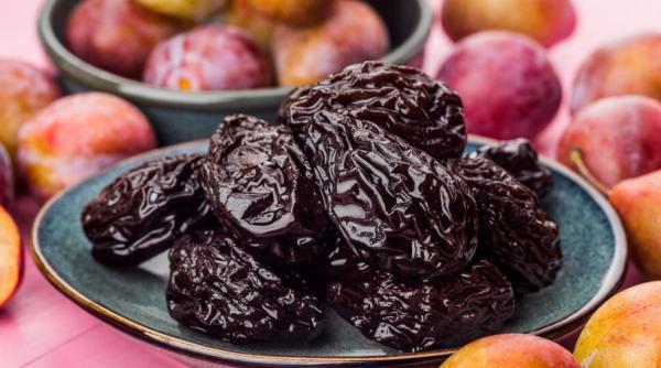 Prune uscate, învelite în bacon, un aperitiv delicios și sofisticat