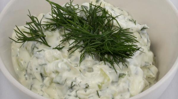 Rețeta autentică pentru sosul Tzatziki. Este atât de gustos, încât te lingi pe degete