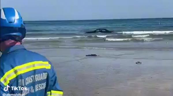 Șoferul unui BMW a fost pedepsit pentru că a parcat decapotabila pe plajă. Mașina de 100.000 de lire a fost luată de valuri VIDEO