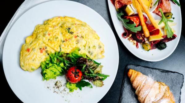 Un mic dejun original: omletă cu castraveți proaspeți