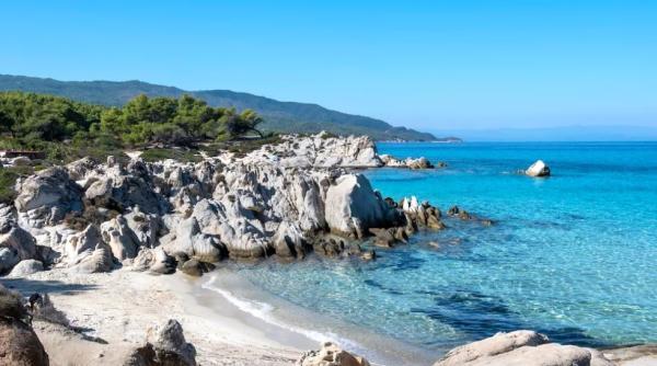 Un român s-a mutat pe Coasta de Azur, cu banii furați de la firma la care muncea