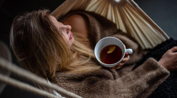 Doar două căni de ceai pe zi ajută la protejarea memoriei. Iată câte alte beneficii mai are ceaiul