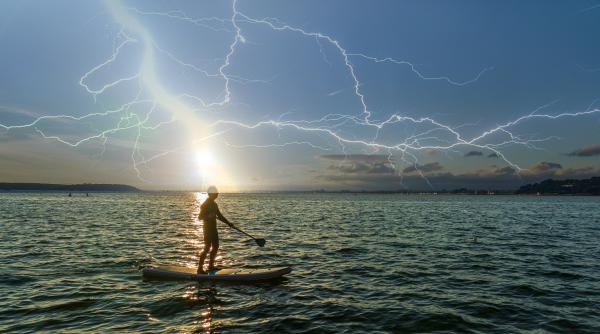 Un turist a murit în Grecia după ce a fost lovit de fulger în timp ce prietena sa îl filma de pe plajă