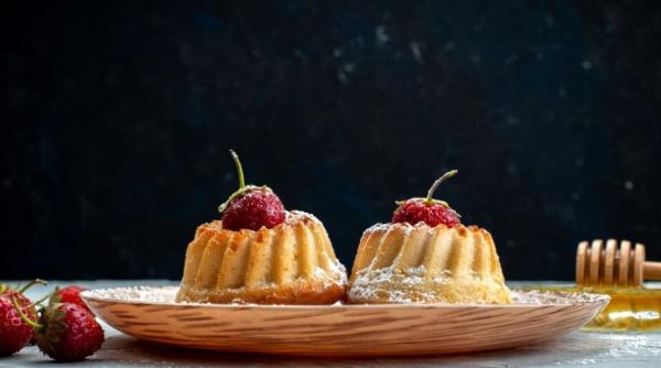 Brioșe rafinate din dovlecei și lămâie. Prepară un desert simplu și ușor în câteva minute