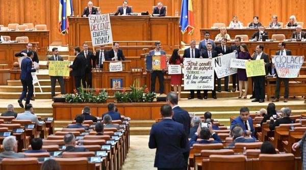 Scandal în Parlament, pe tema pensiilor speciale și a grevei profesorilor. Seidler: "Vă gândiți doar cum să luați mașini de lux" - FOTO