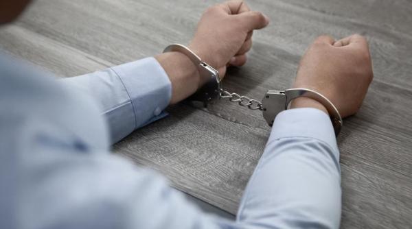 Spania. Un român care jefuia o vilă, prins în flagrant de polițiști. Hoțul, dat de gol de camerele de supraveghere