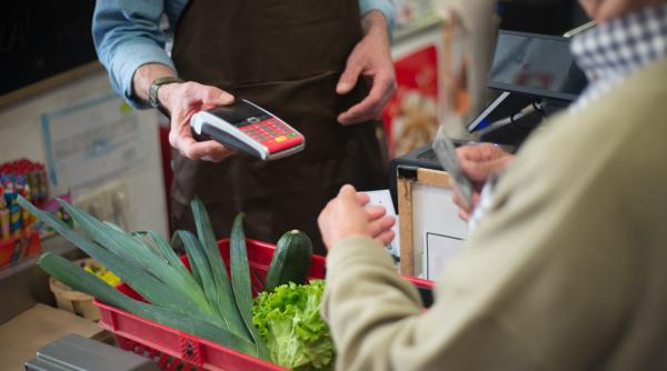 Casieră de la Carrefour, condamnată la închisoare pentru că nu a scanat produsele unui client 