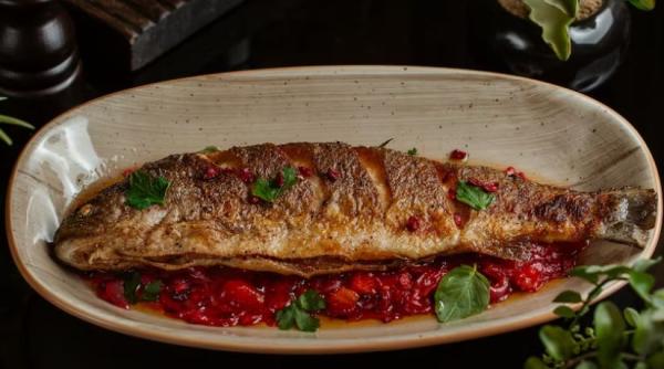 Pește prăjit în sos de roșii, un preparat gustos și sănătos