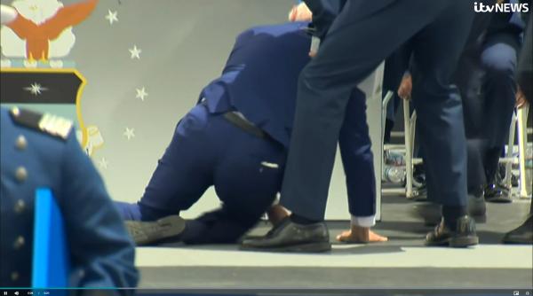 Președintele Joe Biden s-a împiedicat și a căzut pe scenă, în timpul unei ceremonii 