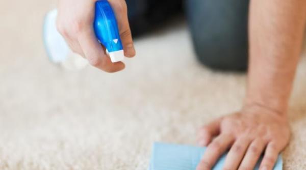 Curăță covoarele fără detergenți chimici. Iată un truc inteligent dezvăluit de gospodine