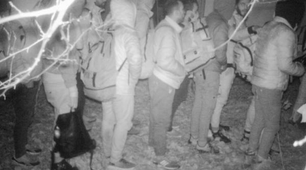 Român, traficant de migranţi, reţinut după ce a vrut să scoată din ţară 12 străini care voiau să ajungă în Italia