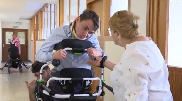 Un tânăr român din Spania, rămas paralizat după ce a fost bătut de 16 persoane, învață din nou să trăiască. Mama: "am fost moartă în viață"