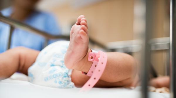 Acuzații grave: Bebeluș vândut din spital, pentru 10.000 de euro, de către o șefă de la DGASPC: „Poliția a ajuns la o familie bogată din Ilfov“