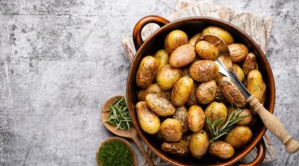 Cea mai delicioasă rețetă din cartofi noi. Mâncarea va dispărea de pe masă în câteva secunde