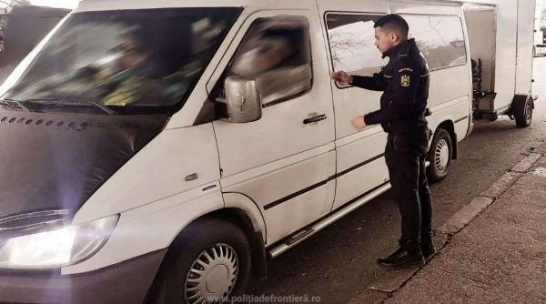 Microbuz cu români în drum spre Germania, oprit la ieșirea din țară. Un pasager a încercat să fenteze atenția polițiștilor