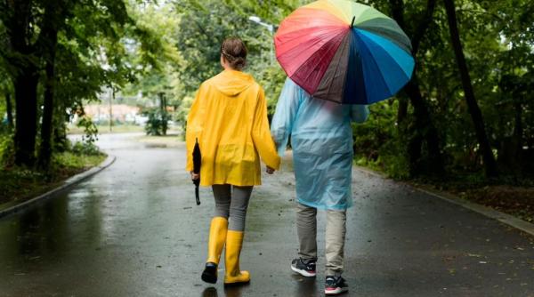 Pantofii nu se vor mai uda, dacă te prinde ploaia: un remediu ieftin te va salva