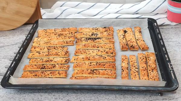 Rulouri cu brânză și usturoi - atât de gustoase, încât toate vecinele o să îți ceară rețeta