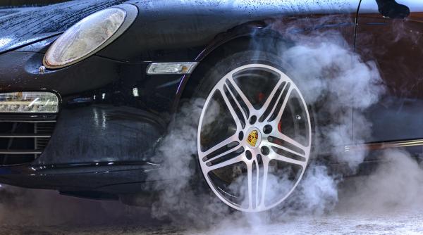 Un român și-a alimentat de mai multe ori Porsche-ul în Cehia, de fiecare dată "uitând" să plătească