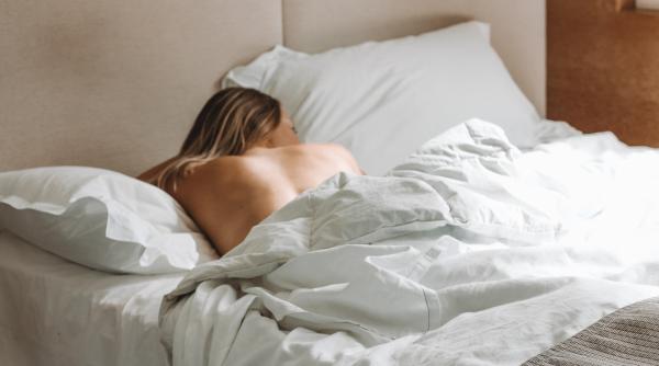 Cele mai eficiente trucuri simple de a scăpa de căldură în timp ce dormiți