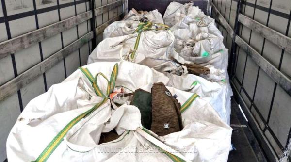 Două camioane, încărcate cu peste 22 de tone de deşeuri, oprite în vămile Nădlac și Borș