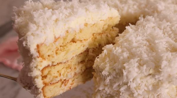 Prăjitură delicioasă cu fulgi de cocos: O explozie de arome tropicale în fiecare mușcătură