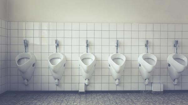 Un bărbat a fost concediat pentru că s-a dus de prea multe ori la toaletă. Compania l-a monitorizat strict timp de 10 zile