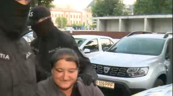 Cazul fetiței găsită moartă în canapea. Mama a fost lăsată în libertate, după 11 ore de audieri