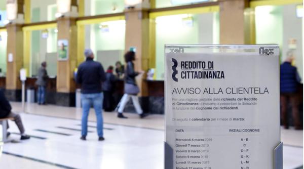 Patru români, la un pas să fraudeze statul italian cu 18.000 euro. Carabinierii i-au observat din întâmplare intrând și ieșind nervoși din poștă