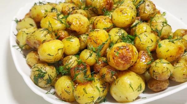 Rețetă cartofi înăbușiți: care este secretul pentru a avea un gust intens și aromat