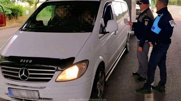 Microbuz, oprit la intrarea în țară. Un pasager, ridicat de polițiști cu tot cu bagaje