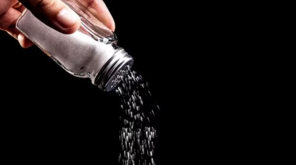 Ungaria. Un român a atacat un bărbat cu o solniță: l-a lovit în cap de mai multe ori și i-a aruncat sare în față