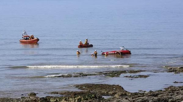 Avion prăbușit într-un golf, în sudul Țării Galilor. Pilotul supraviețuitor, manevră excepțională: „Ar fi putut să ucidă niște oameni. A fost un miracol“