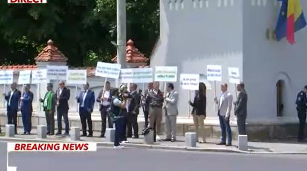 Ludovic Orban, protest la poarta Palatului Cotroceni, în timpul consultărilor. Mesaj pentru Iohannis: „Lacheii te slugăresc, liberalii te urăsc“