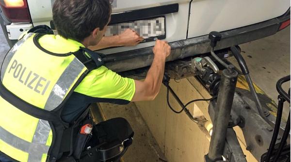 Germania. Un șofer român de microbuz i-a lasat cu gura căscată pe polițiști: șasiul crăpat, frâne zero, greutate peste limită. I-au luat plăcuțele pe loc