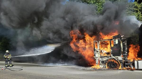 Camion românesc în flăcări pe o autostradă din Germania: Șoferul român a scăpat ca prin minune din cabina care a ars complet / FOTO