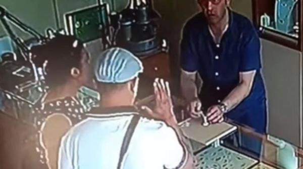 Românul care a furat o brățară dintr-un magazin de bijuterii din Grecia a început să plângă în fața judecătorului: Am luat-o pentru soție