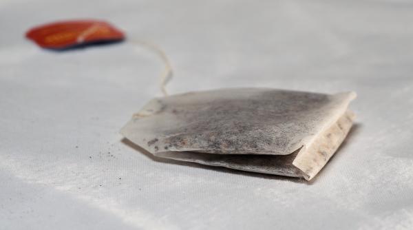 Nu mai arunca pliculețele de ceai, după utilizare: Le poți folosi în bucătărie, baie sau în grădină. Cele mai tari trucuri