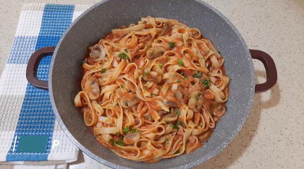 Paste cremoase cu pui și ciuperci într-un sos de roșii aromat. Mânânci până înnebunești de bune ce sunt