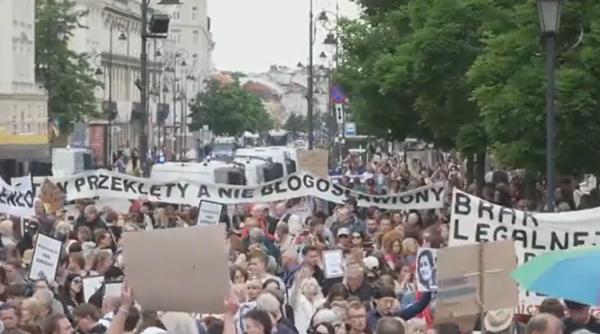 Protest împotriva legii anti-avort în Polonia, după un nou deces al unei femei însărcinate. 
