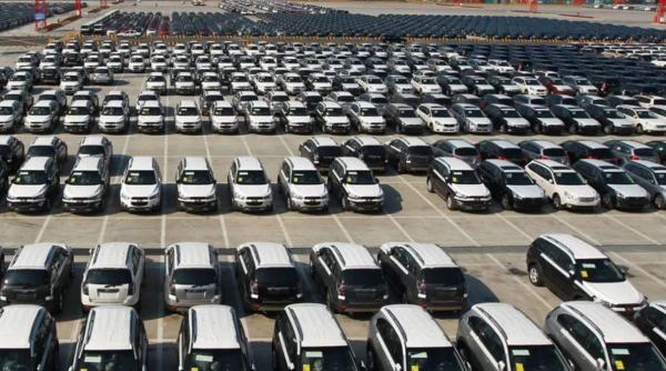 Imagini incredibile din China: mii de mașini electrice zac abandonate în parcări gigantice