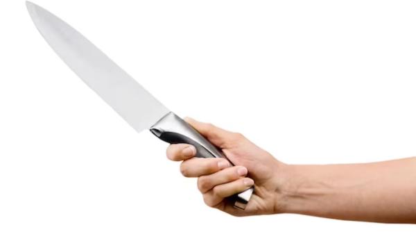 Italia. Un român i-a trimis fostei iubite un selfie cu un cuțit în mână: Hai să rezolvăm socotelile