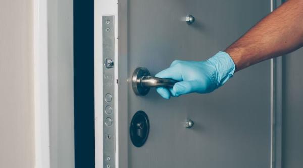 Mergi în concediu? Ține minte trucul cu care poți securiza ușa camerei de hotel