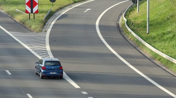 Un român și-a uitat soția pe autostradă în Germania. "Reuniunea de familie" a avut loc cu ajutorul Poliției