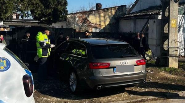 Un tânăr care circula fără permis și cu o mașină cu numere false a dat peste polițistul care voia să-l oprească