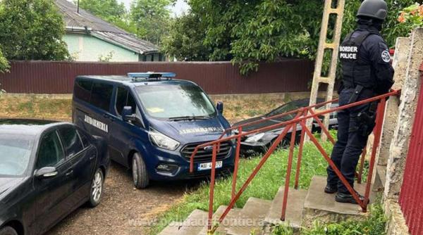 Șapte români s-au trezit cu mascații la ușă. Polițiștii au dat peste o adevărată comoară în casele percheziționate