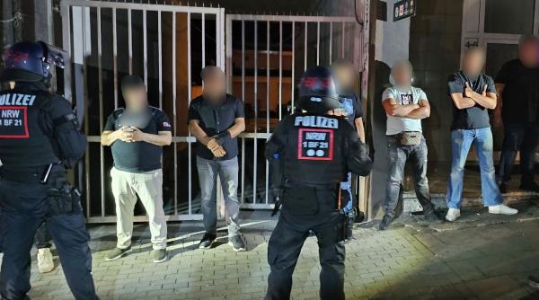 Scandal uriaş, cu zeci de persoane, în oraşul german Essen. Doi polițiști au fost răniți